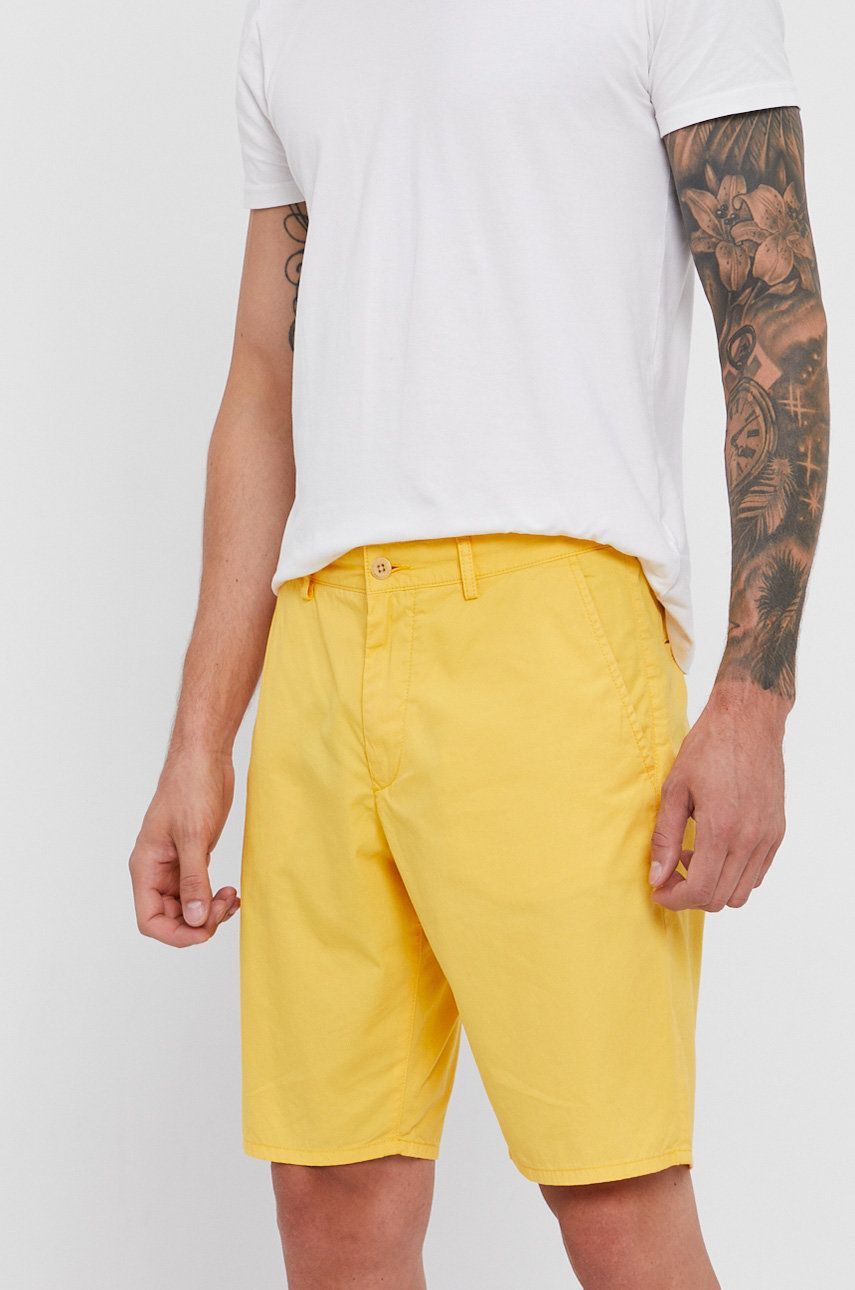 Imagine Gant pantaloni scurti din bumbac barbati, culoarea galben